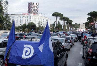 Qindra demokratë nisen nga Korça drejt Tiranës, sot protesta për Shtëpinë e Demokratëve