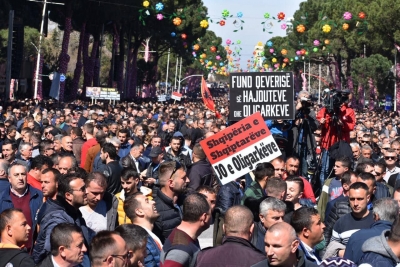 Eno Bozdo: Me “festimet e verës”, Rama do të “na mbushë mendjen” se Shqipëria nuk është ajo që proteston