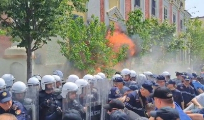 Këshilltarët tentojnë të futen në bashki, heqin me forcë gardhin metalik