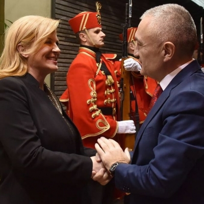 Mbërrin në Tiranë presidentja kroate, pritet nga Meta
