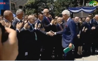 Nuk heq syzet/ Clinton i fyer e injoron Ramën dhe Palmer. Ja pamjet