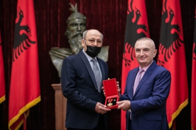 Meta i jep titullin e lartë aktorit korçar: Artistët janë krenaria e vendit dhe frymëzim për brezat