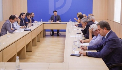 Basha 1 orë takim me aleatët në selinë e PD