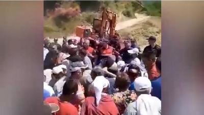 Protesta për burimin e Sinecit në Kuçovë/ Përleshje mes banorëve dhe policisë, disa të shoqëruar dhe disa në spital. Protestuesja e verbër: Më kapën për fyti