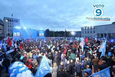 PD mbyll fushatën në Tiranë, mitingu fillon me himnin kombëtar tek sheshi ”Nënë Tereza”