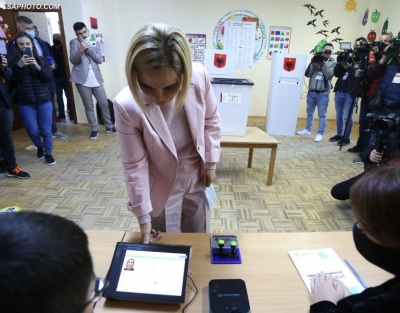 Denoncon Kryemadhi: Në QV 1824 vëzhguesit e LSI të vulosura dhe të plotësuara për PS në dhomën e fshehtë, pezullohet procesi