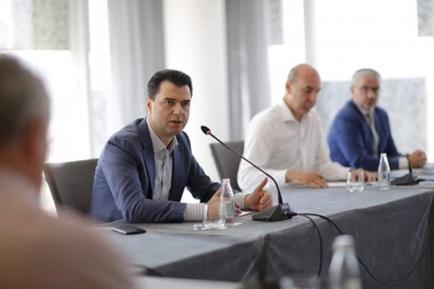 Basha me drejtuesit e shoqatave te turizmit/Parate qe mbushin xhepat e oligarkeve do te shkojne per investime qe ndihmojne ekonomine,punesimin dhe mireqenien e shqiptareve.