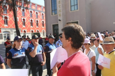 Liçaj paralajmëron Lleshin: "'Mos të guxojnë të sulmojnë Teatrin!"