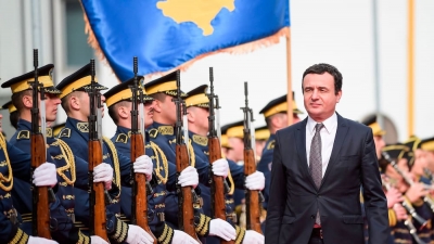 Kërcënohet me jetë Albin Kurti: “10 milionë kush ma bie kokën”. Reagon Vetëvendosje