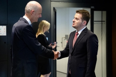 FOTO/ “A kom handshake më të mirë”- Pakujdesia e Gent Cakajt në grupin e mediave