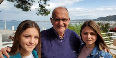 Petrit Vasili poston foton: Vlora e ka vendosur që do të votojë vetëm vajzat e saj…