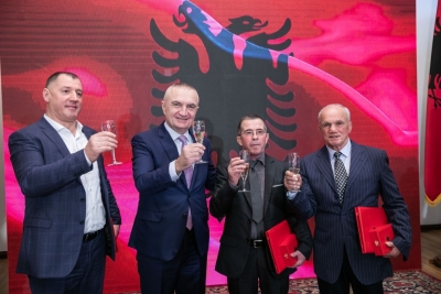 Presidenti Meta dekoron ”katër muskëtjerët”: Mundja edukon rininë me cilësitë më të mira njerëzore