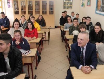 Presidenti Meta, mesazh urimi për ditën e parë të shkollës: Arsimi, kryeprioritet