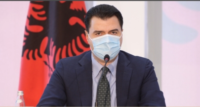 Basha: Pacientët me COVID-19 nuk kanë ku të përplasen. Babai i një gazetari priti 6 ditë me simptoma për tamponin. Kur shkoi në spital…