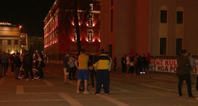 Sinjale se policia do ndërhyjë sonte për prishjen e TK, artistët dhe qytetarët në gatishmëri