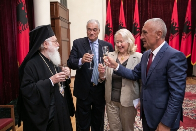 Presidenti Meta vlerëson ambasadoren greke, Eleni Sourani, me Titullin “Kalorës i Urdhrit të Skënderbeut”