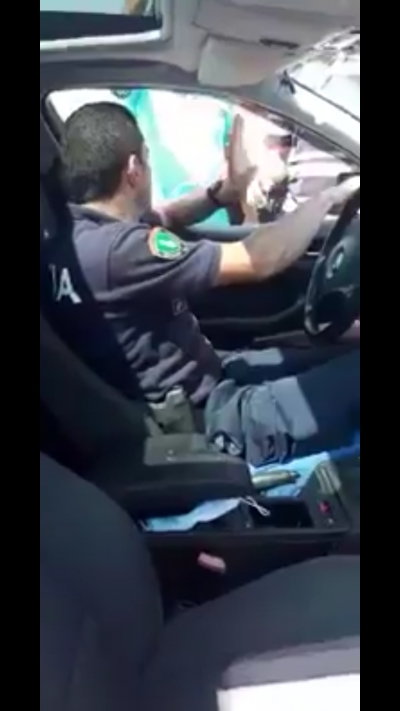 Berisha:Sekseri me uniforme u merr 50 euro qytetareve ti kaloje pa rradhe.Kjo eshte ndihma e vetme per emigrantet ne Kakavi nga Edvin Hajduti.