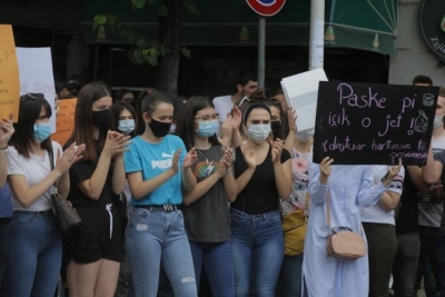 Berisha publikon albumin nga protesta e maturantëve para ministrisë së pabesisë!