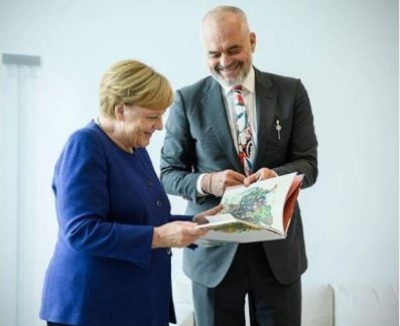 Rama kërkon negociatat, Merkel e prezanton si piktor