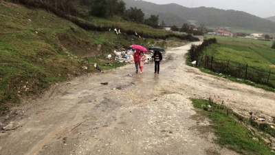 Banorët e Selenicës mes baltës, kurse deputeti i tyre rilindas majë foristradës!