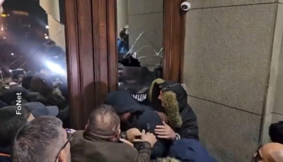 Serbia në kaos, pas bashkisë së Beogradit, protestuesit tentojnë të futen brenda Kuvendit