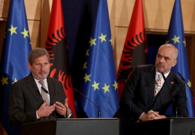 Edi Ramën e braktis edhe Komisionieri Hahn!