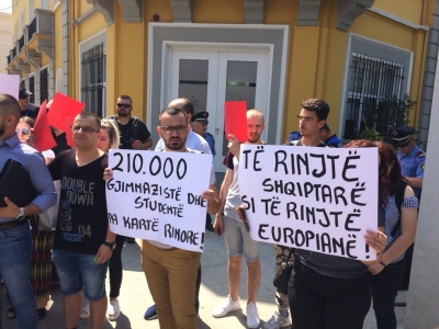 Të rinjtë nga e gjithë Shqipëria protestojnë për të  kërkuar Kartën Rinore të premtuar