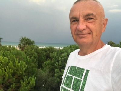 ‘Shpresoj të reflektojë dhe të qetësohet’: Meta e nis fundjavën me thumbime për kreun e Rilindjes