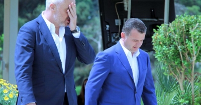 Je kapur me presh në dorë/ Gazetari ia plas Taulant Ballës