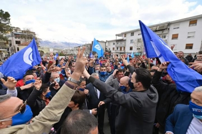 Basha poston fotot e vizitës në Gjirokastër: Këto zgjedhje janë për ndryshimin, s’janë për Ramën dhe as për mua