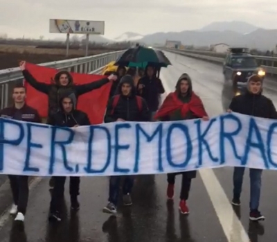 VIDEO LAJM/ Të rinjtë nga Miloti, marshim drejt Tiranës për demokraci