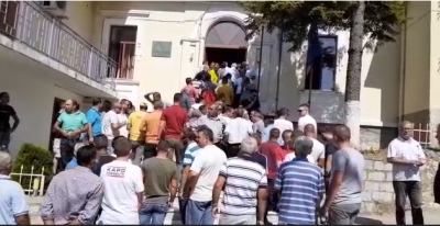 Qytetarët hyjnë brenda bashkisë së Devollit: Nuk lirohen zyrat