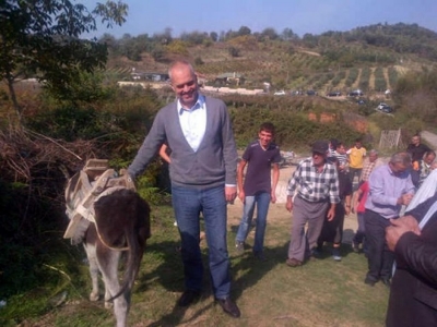 Qytetari kryeministrit-shefi i sigurimeve na bërtet si gomar. Rama; do verifikojmë gomarin!