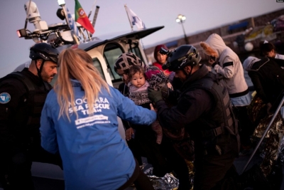 Nën presion, Greqia kërkon ndihmë NATO-s për fluksin e refugjatëve