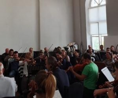 “Carmina Burana”, për herë të parë vjen në versionin e saj origjinal në skenë