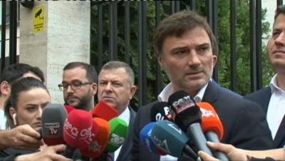 VIDEO/ Ish deputetët e PD tek Prokuroria: Shqiptarët të marrin fatinë tyre në dorë