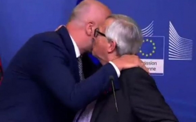 FOTO/ Karikatura e Bujar Kapexhiut për Presidentin e Komisionit Europian