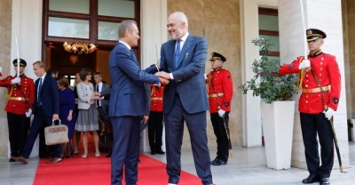 Tusk poston foton me Ramën, shqiptarët vërsulen me komente: Shqipërinë e ka zaptuar krimi, kështu nuk futemi dot në BE