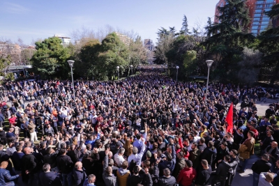 Videoeditoriali i Zhejit: Protestat, uragani që pastron Shqipërinë nga banorët e kënetës