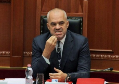 Edi Rama sherr me qytetarin: Avash mos e hap shumë gojën!