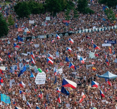 Çeki, qindramijë protestues kundër kryeministrit Babis: I korruptuar!