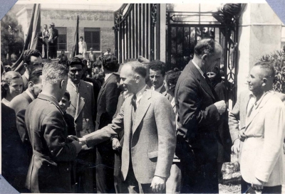Jacobs (në qendër) kryetari i misionit diplomatik amerikan në vitet 1945-1946