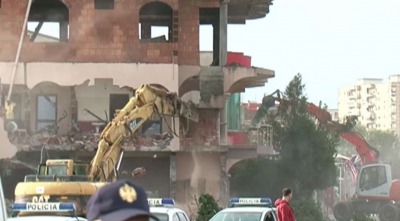 Shembja e bizneseve në Astir, 50-vjeçari qan me lot dyqanin e rrënuar: Me të zgjidhja hallet, ku ta gjej të drejtën?!