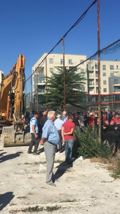 Banorët e Laprakës përzënë Ulsi Manjën: Hiq fadromat, duam fushën e sportit