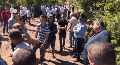 VIDEO/ Banorët përplasen me FNSH-në, kundërshtojnë ndërtimin e HEC-eve