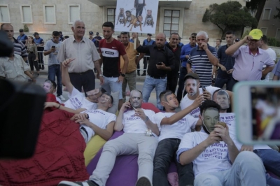 Rama në shtrat me krimin, simbolikat ironizuese të protestuesve