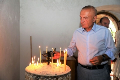 Presidenti Meta në kishën e Shën Kollit në Himarë, ku ritet fetare kryhen në gjuhën shqipe