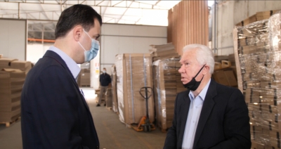 “Qeveria s’është në anën tonë, Shqipëria do hante me lugë floriri”, Basha në një biznes në Durrës: Duhet ekonomi e hapur dhe konkurruese. Plani i PD...