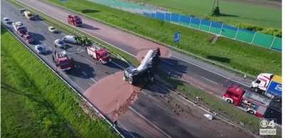 Tonelata me çokollatë mbulojnë një autostradë në Poloni (video)