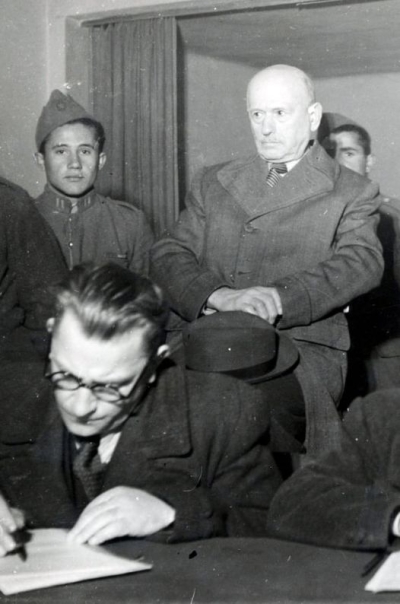 Lef Nosi, avokati Zoi Xoxa dhe një partizan në mes